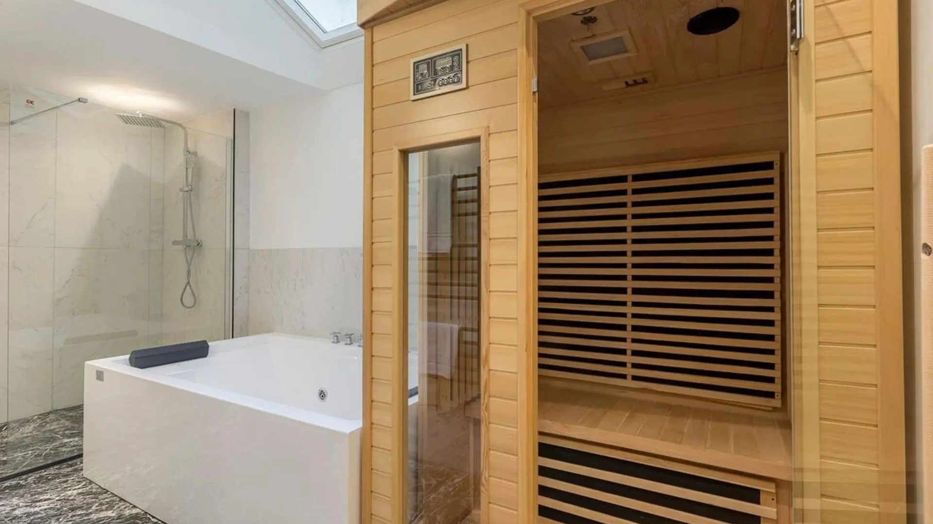 Victor Hugo Romantic Suite - Sauna Et Balneo Lyon 0*,  France