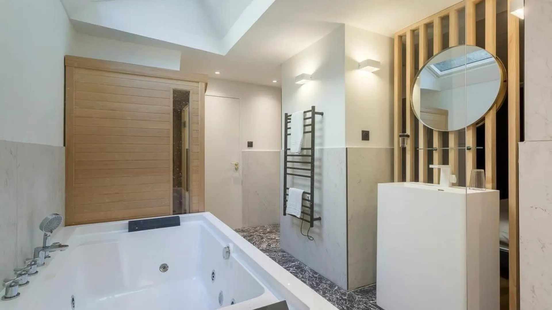 Victor Hugo Romantic Suite - Sauna Et Balneo Lyon 0*,  France