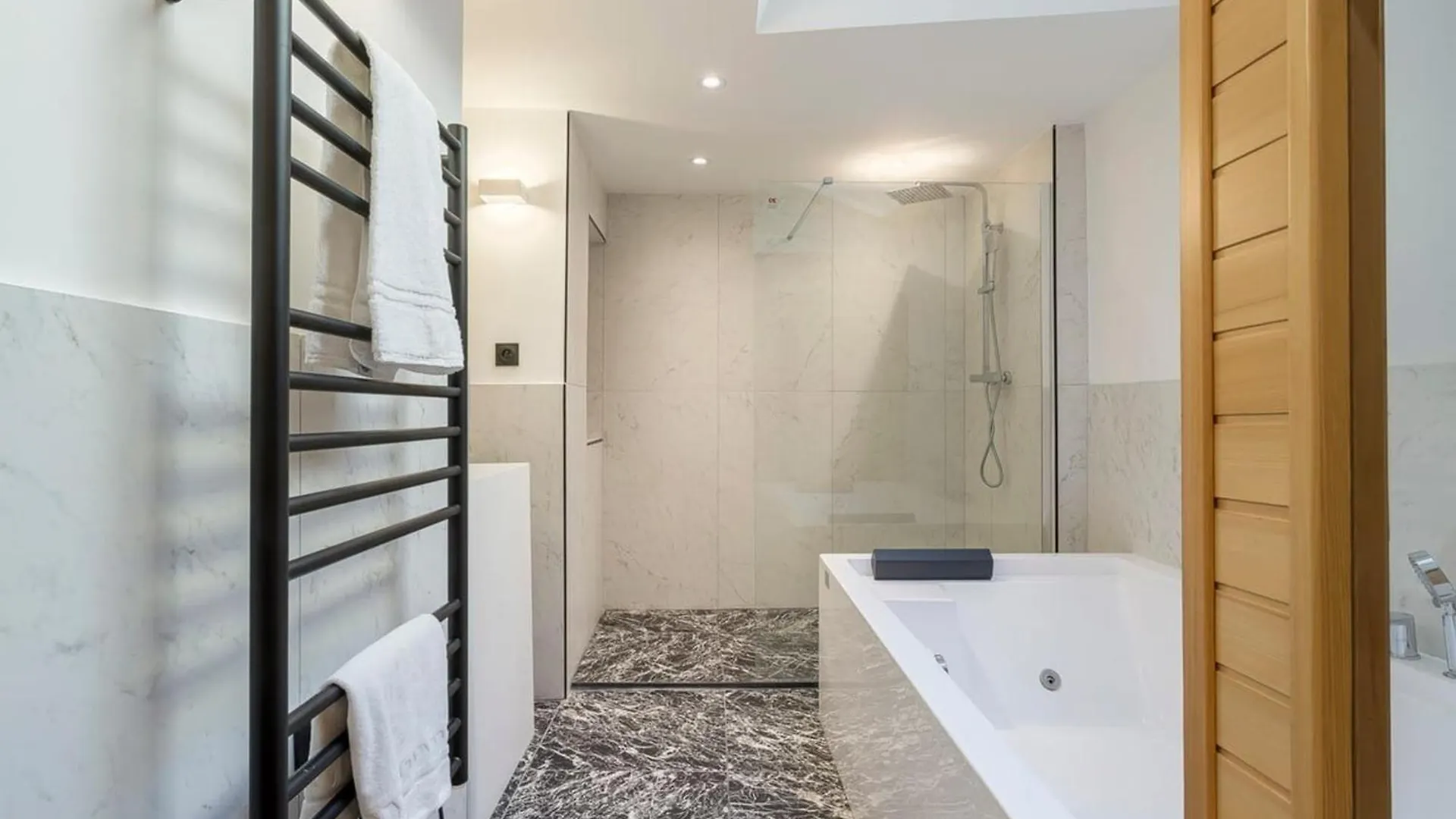 Suite Romantique - Sauna et Balnéo Lyon 0*,